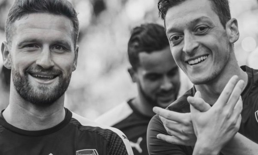 Shkodran Mustafi i shkruan mesazh emocionues lamtumirës Mesut Ozilit