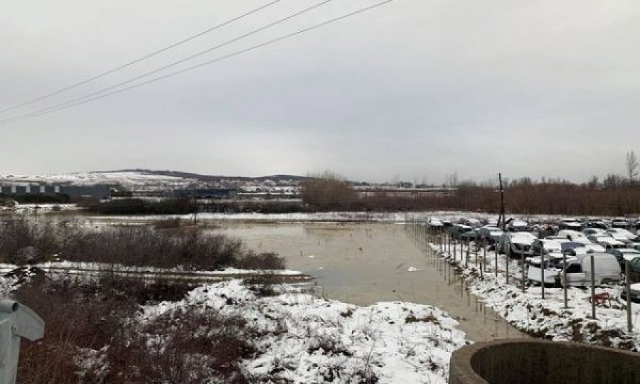 Pas vërshimeve, normalizohet cilësia e ujit në fshatrat e Klinës