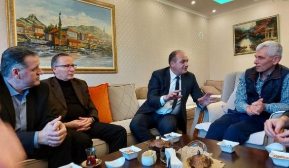 Hoxhaj shkon në Mitrovicë, ndalet tek familja e Kadri Veselit për çaj