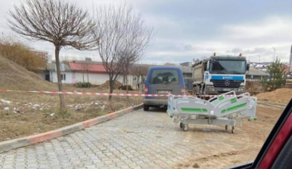 Shtrati i pacientëve përdoret si pengesë për punime infrastrukturore që po kryhen në QKUK