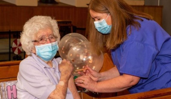 Jetoi dy luftëra botërore dhe gripin spanjoll, 108-vjeçarja merr vaksinën kundër COVID-19