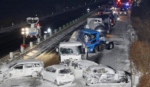 Përplasen 134 makina në një autostradë