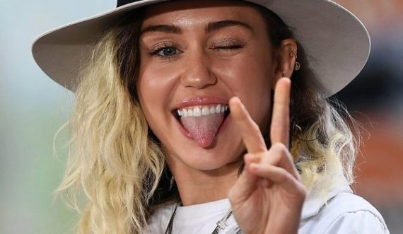 Miley Cyrus rrëfehet hapur se atë e tërheqin femrat më shumë se meshkujt