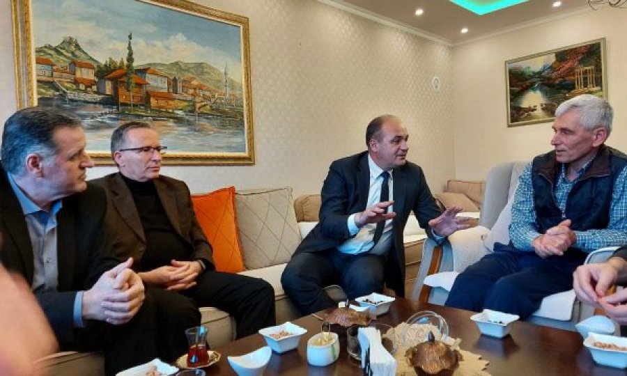 Hoxhaj shkon në Mitrovicë, ndalet tek familja e Kadri Veselit për çaj