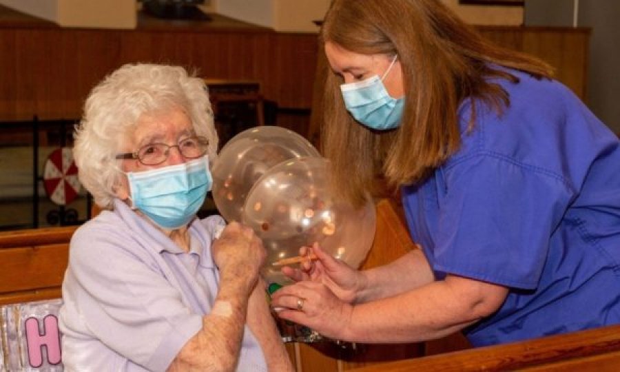 Jetoi dy luftëra botërore dhe gripin spanjoll, 108-vjeçarja merr vaksinën kundër COVID-19