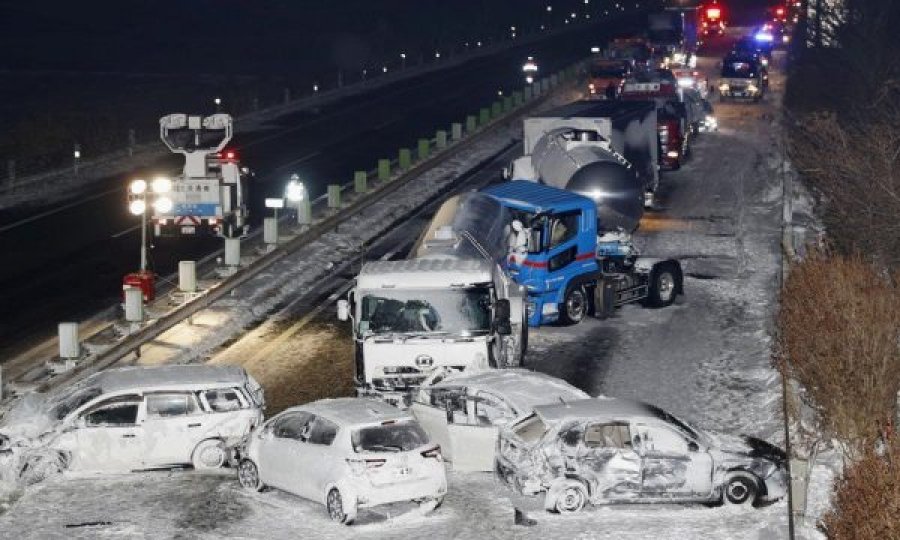 Përplasen 134 makina në një autostradë