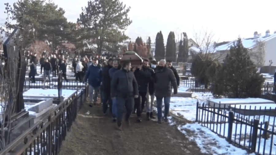 Përcillet në banesën e fundit 15-vjeçari nga Prizreni që u vra me thikë ditën e djeshme