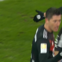 Bayern në epërsi nga penalltia kundër Augsburgut