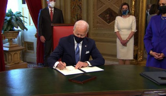 Biden nënshkruan tri marrëveshje në Zyrën Ovale