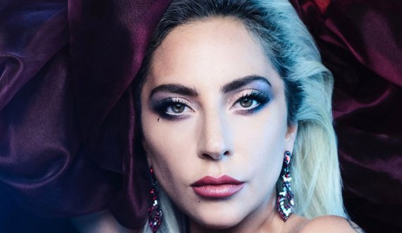 Lady Gaga tregon se kishte veshur një fustan antiplumb 