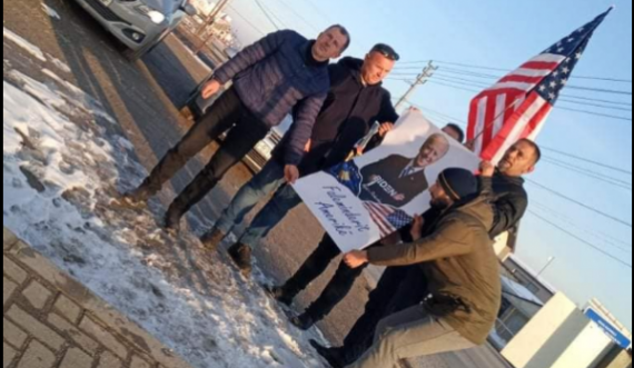Mbi 100 flamuj e postera rrugës, fshati kosovar bëhet gati për inaugurimin e Bidenit si president