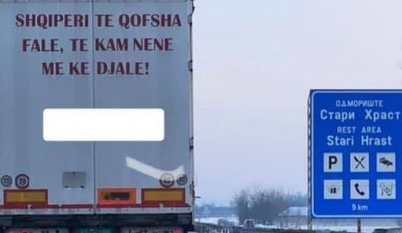 “Shqipëri të qofsha falë, të kam nënë më ke djalë”, shqiptari kalon nëpër Serbi me këtë mbishkrim në kamion