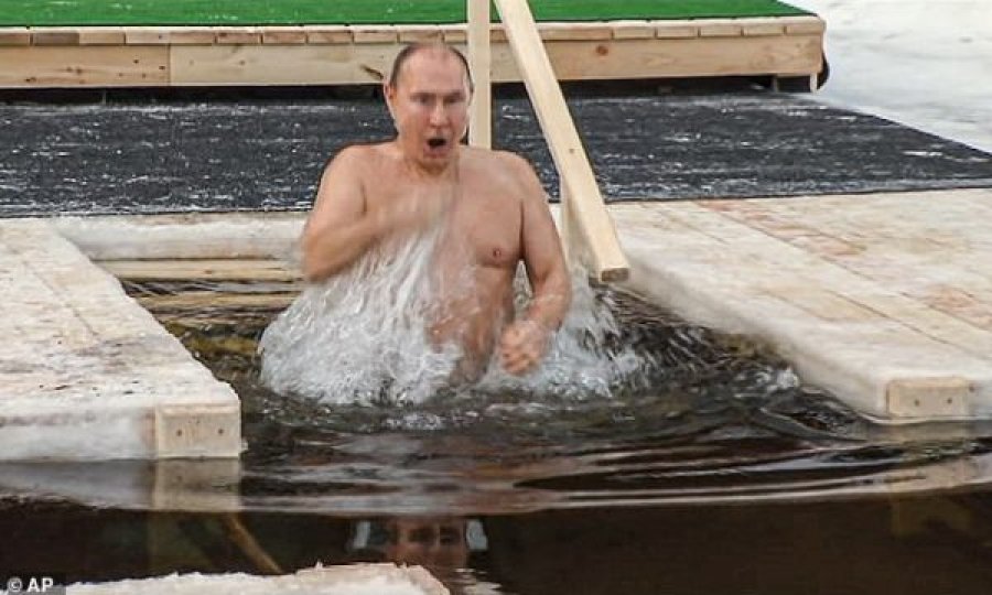 Putin zhytet në ujë në temperaturë -17 gradë Celsius