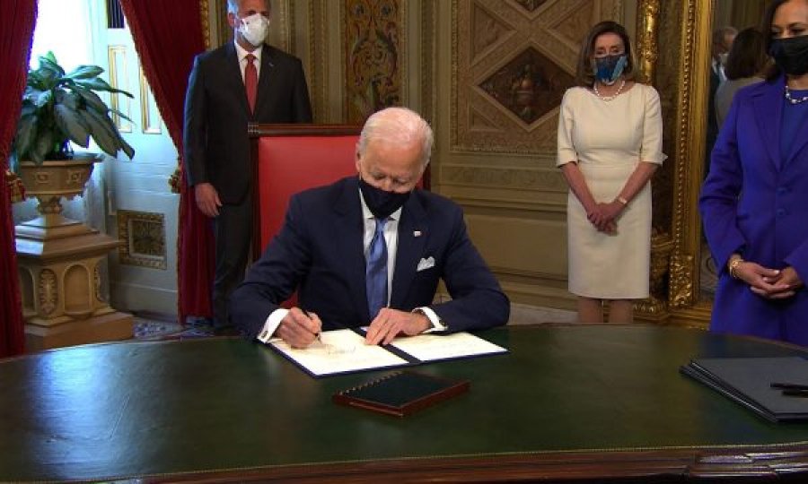 Biden nënshkruan tri marrëveshje në Zyrën Ovale