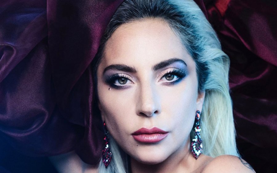 Lady Gaga tregon se kishte veshur një fustan antiplumb 