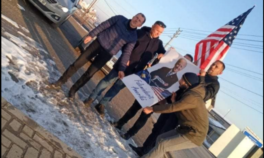 Mbi 100 flamuj e postera rrugës, fshati kosovar bëhet gati për inaugurimin e Bidenit si president