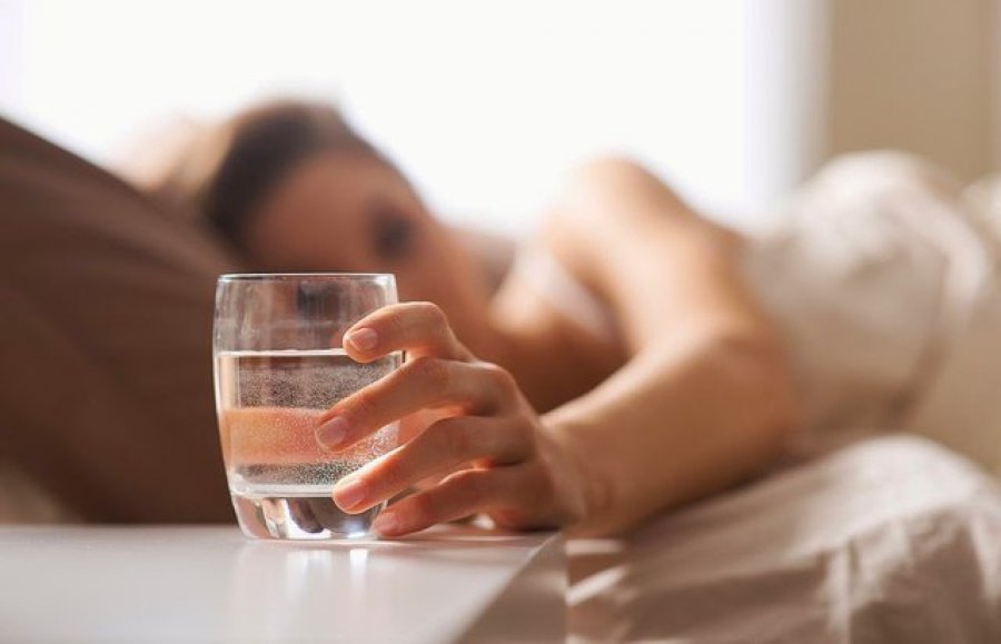 Pse nuk duhet ta pish ujin në gotë gjatë natës?
