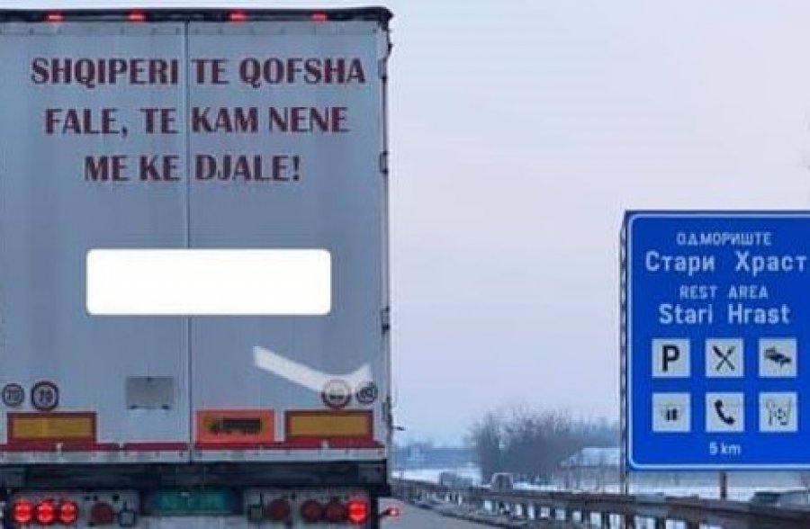 “Shqipëri të qofsha falë, të kam nënë më ke djalë”, shqiptari kalon nëpër Serbi me këtë mbishkrim në kamion