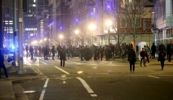 Përleshje mes policisë e protestuesve në Portland në ditën e inaugurimit të Bidenit