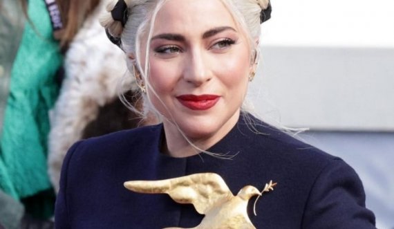Lady Gaga zbulon çfarë mesazhi fshihej pas pëllumbit në xhaketën e saj