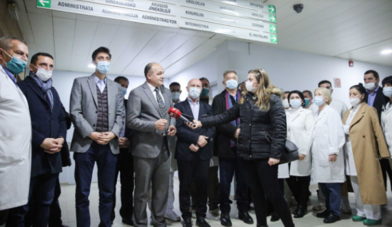 Hoxhaj në spitalin e Prizrenit premton se do t’ua rrit pagat për 30% mjekëve dhe infermierëve