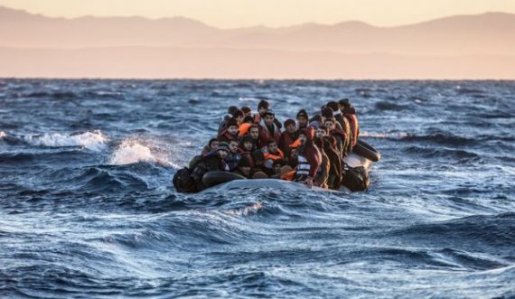 Së paku 43 imigrantë vdesin nga përmbytja e barkës afër Libisë, fajësohet Evropa