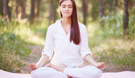 Këto 3 mënyra do t’ju ndihmojnë të qetësoni mendjen dhe trupin në çdo kohë