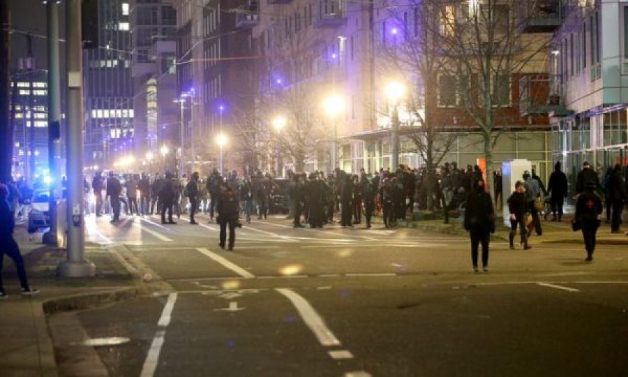 Përleshje mes policisë e protestuesve në Portland në ditën e inaugurimit të Bidenit