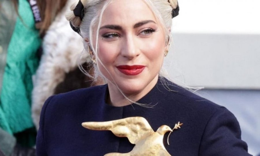 Lady Gaga zbulon çfarë mesazhi fshihej pas pëllumbit në xhaketën e saj