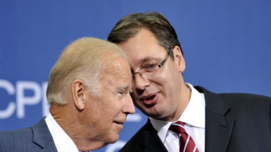 Aleksander Vuçiq e fton Joe Biden ta vizitojë Serbinë, duke e uruar, ia përmend “plagët e mosmarrëveshjes”