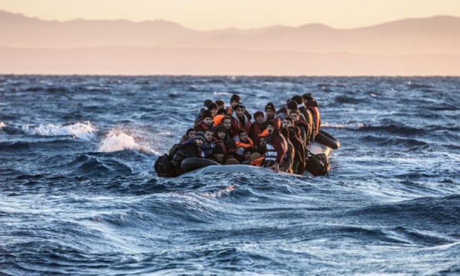 Së paku 43 imigrantë vdesin nga përmbytja e barkës afër Libisë, fajësohet Evropa