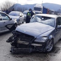Përplasen dy vetura në vendin e quajtur 'Kthesa e Vdekjes'