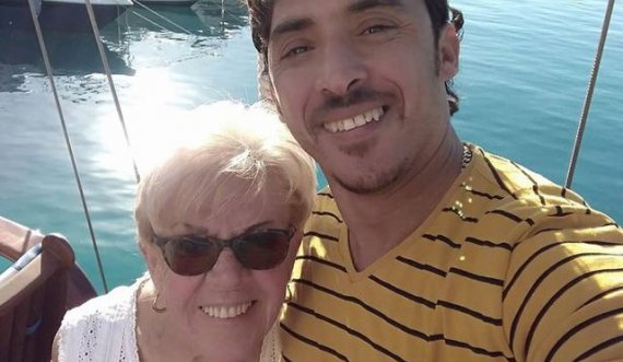E martuar me 36-vjeçarin, gjyshja 81-vjeçare bën postimin prekës