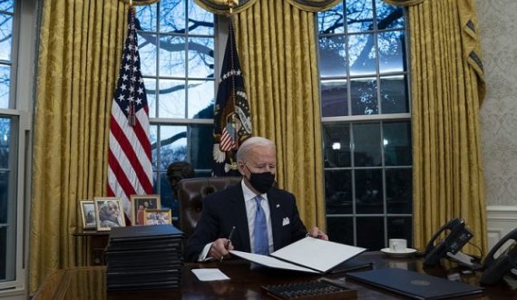Dita II: Joe Biden nënshkruan urdhra për pagën minimale dhe sigurimin e ushqimit