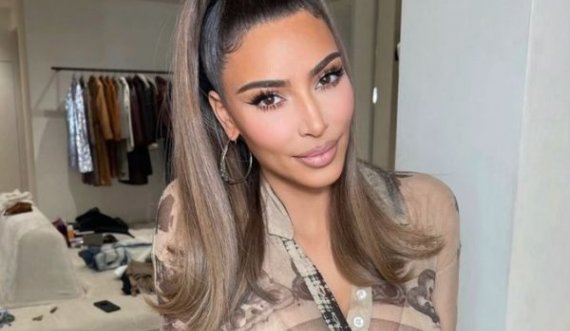 Të gjithë i vihen kundër Kim Kardashianit për një foto në parajsë!