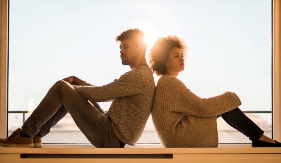 Stresi mund të dëmtojë marrëdhënien tuaj në çift, këto janë disa nga arsyet pse