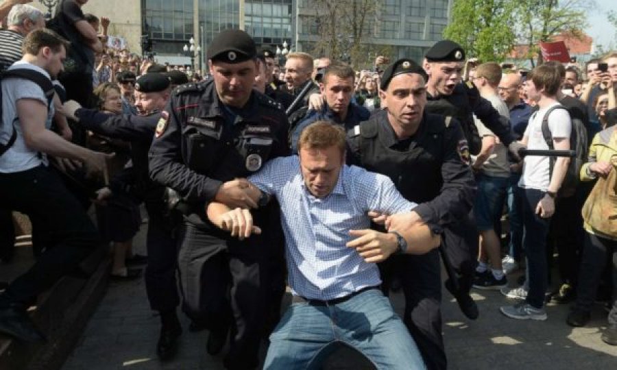 Rusia s’e ndal shtypjen e opozitës, ia arreston 5 ndihmës Navalnyt