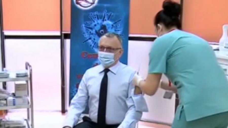 Këmisha unike e ministrit rumun tërheq vëmendjen derisa po merrte vaksinën anti-Covid