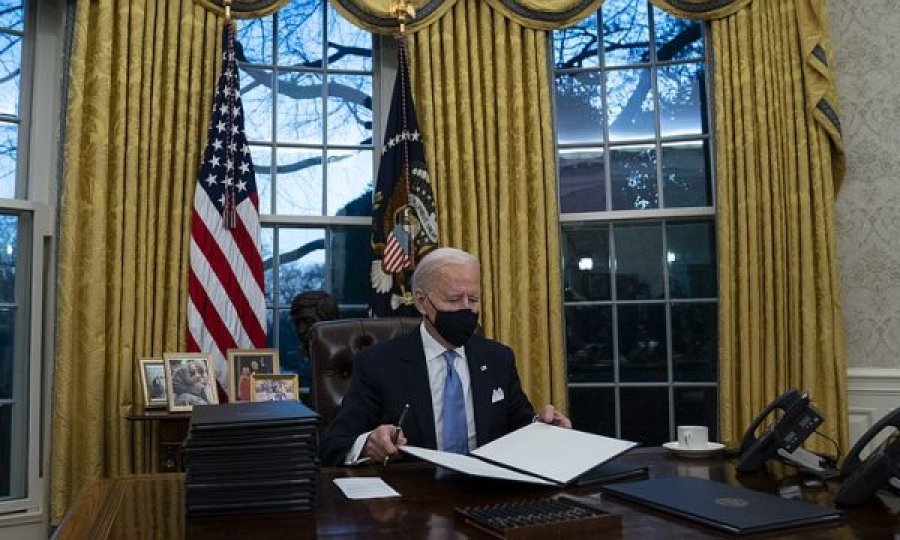 Dita II: Joe Biden nënshkruan urdhra për pagën minimale dhe sigurimin e ushqimit