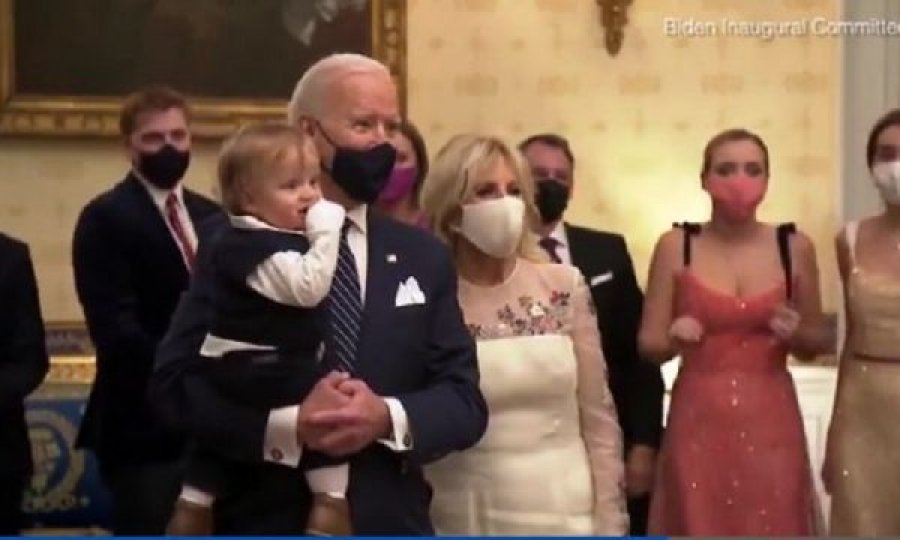 Nipi i Joe Biden merr vëmendjen e të gjithëve kur kërcen në krahët e gjyshit