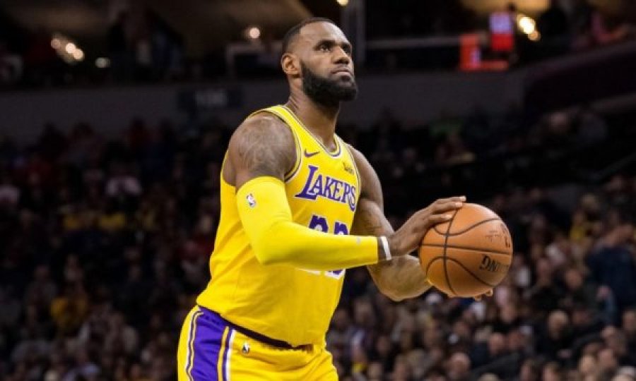 Lakers triumfon ndaj Milwaukee Bucks, shkëlqen LeBron James