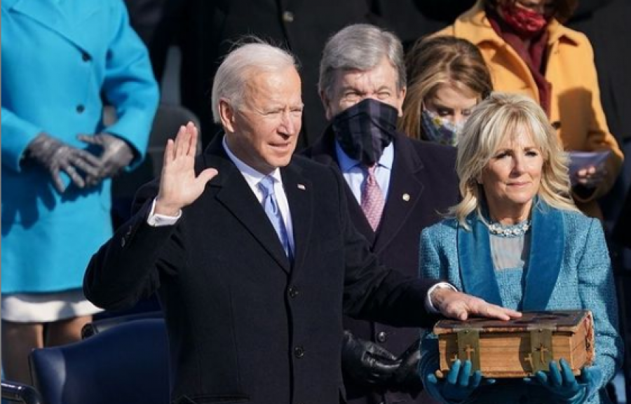 Teksa Joe Biden po betohej, një ushtar ishte ulur pranë varrit të djalit të Presidentit që kishte shërbyer gjatë luftës në Kosovë