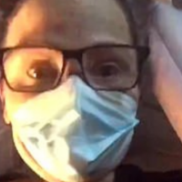 Kjo grua tregon si ta vendosni maskën për të mos u avulluar syzet