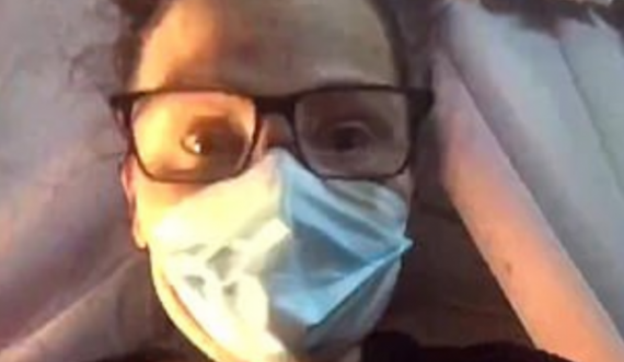 Kjo grua tregon si ta vendosni maskën për të mos u avulluar syzet
