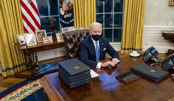 Bideni heq butonin me të cilin porosiste Trumpi në Zyrën Ovale