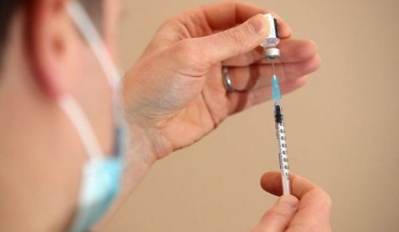 Mjekët anglezë kërkojnë që të përgjysmohet koha mes dy dozave të vaksinës anti-covid