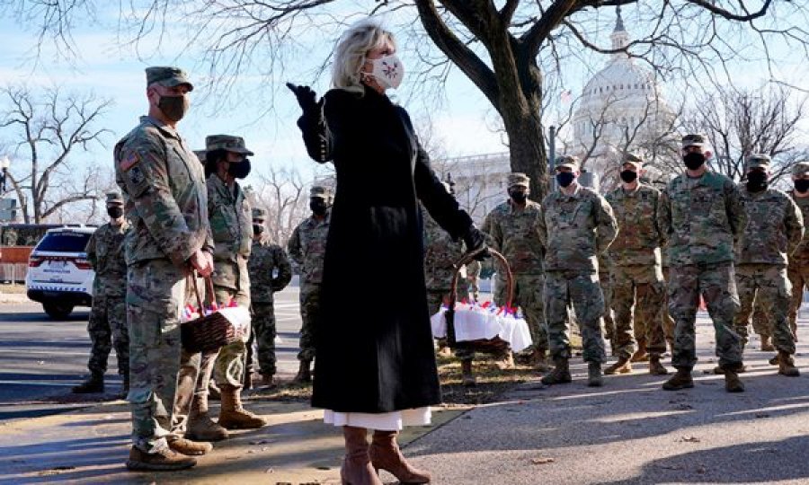 Bideni iu kërkon falje ushtarëve që fjetën në parkingje, Zonja e Parë iu dërgon biskota