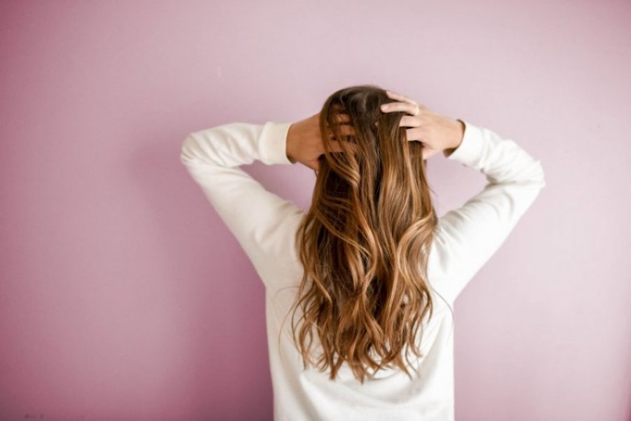 Tre hapa se si t’i ruani flokët nga dëmtimi dhe këputja gjatë fjetjes