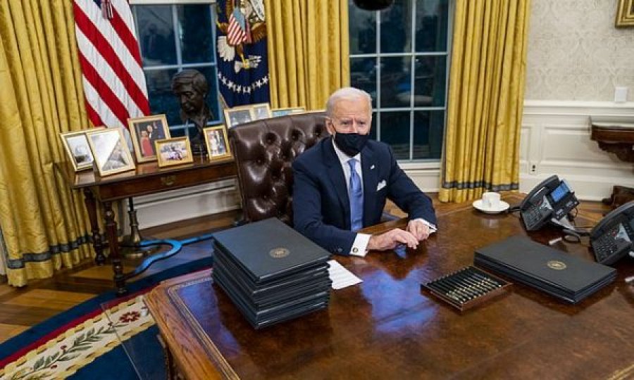 Bideni heq butonin me të cilin porosiste Trumpi në Zyrën Ovale