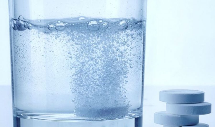Uji dhe aspirina: Ta konsumoni apo jo ujin para gjumit